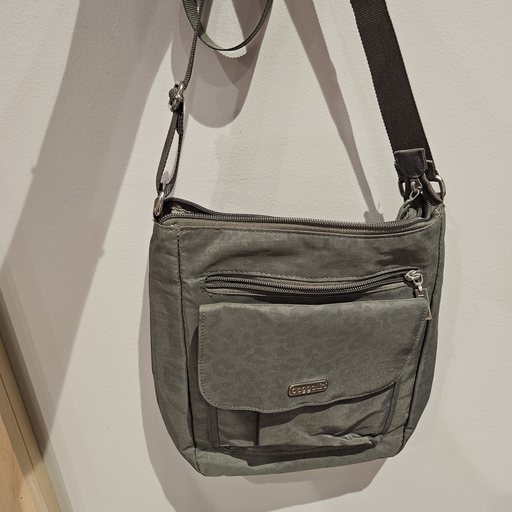 Baggallini Crossbody Bag in Gray Cheetah